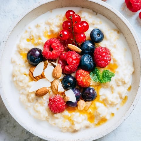 Overnight oats with berries honey